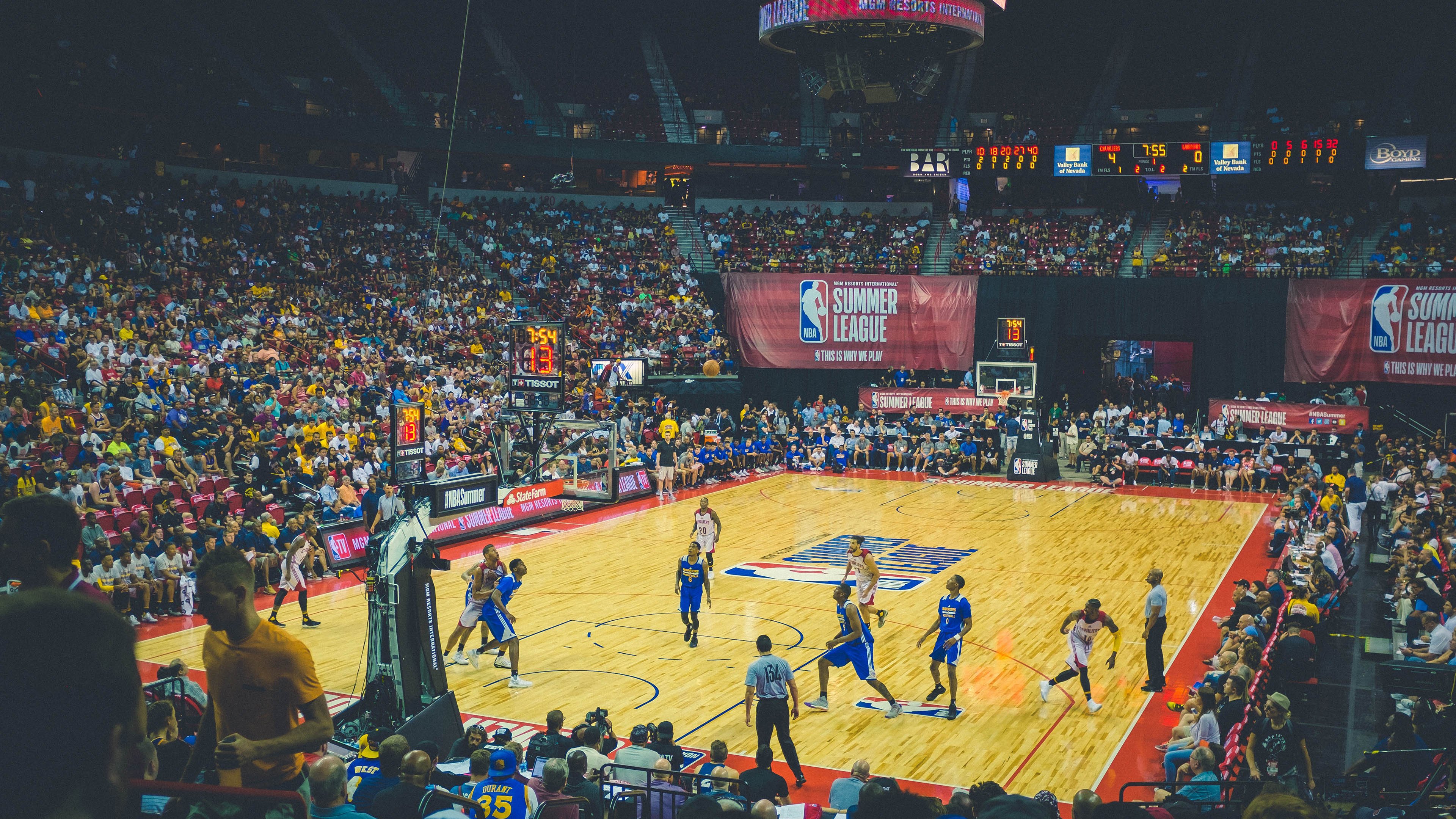 冰雪赛事：滑雪分站赛提前开启冬季赛季热身，滑雪比赛赛道