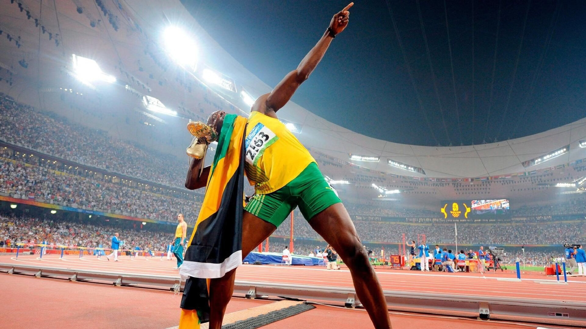 冠军球队主场球迷报答赛季支持开展感谢活动，球队拿冠军的说说