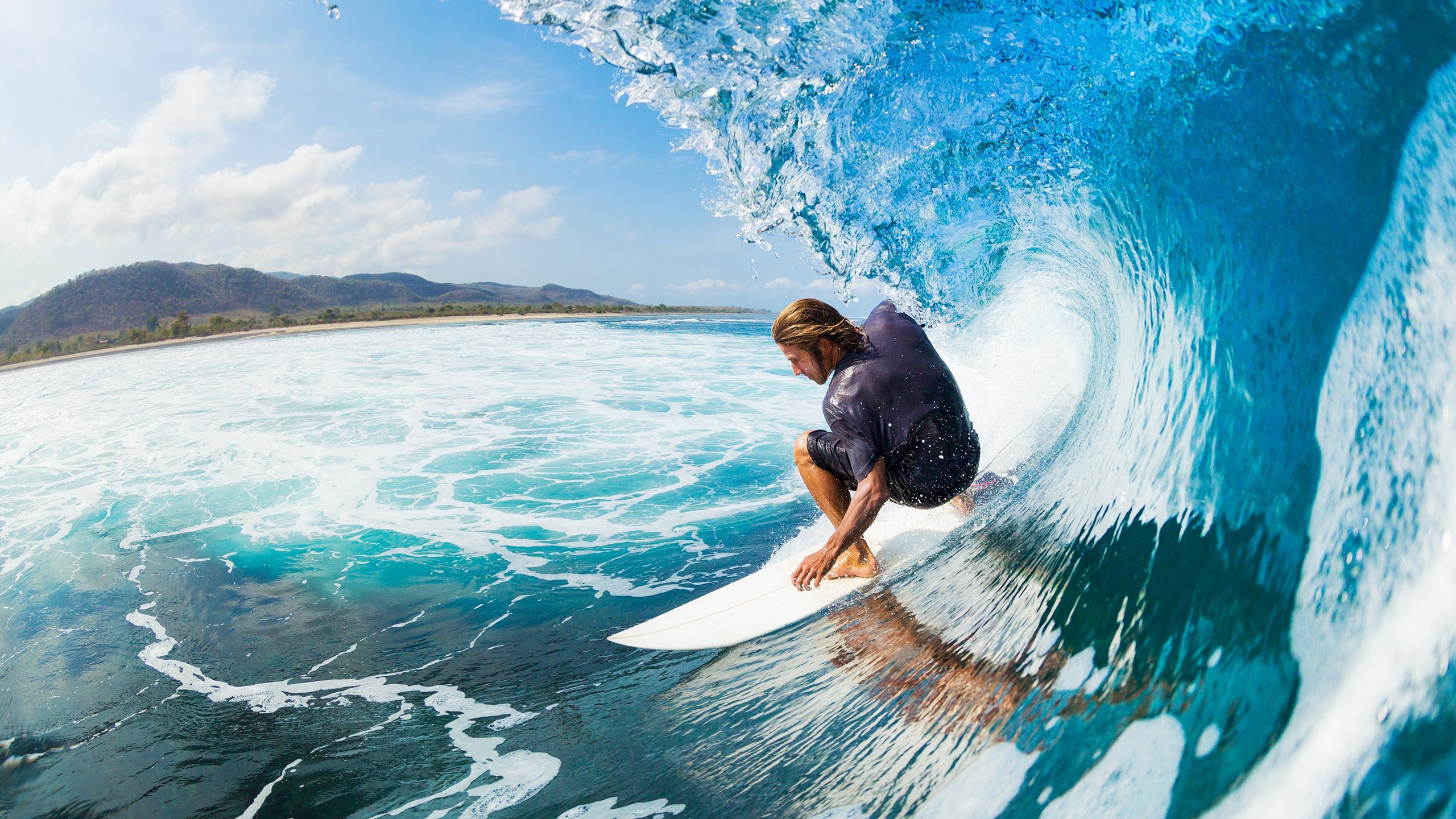冠军球队球员参与校园足球普及活动助力青训发展，校园足球冠军杯